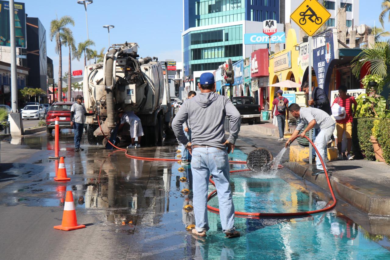 $!Saca Jumapam tapón de concreto del alcantarillado de la Zona Dorada