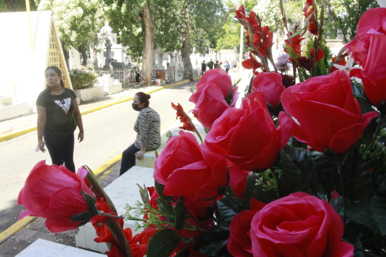$!Con gran asistencia y sin contratiempos transcurre el Día de los Angelitos, en el Panteón Civil de Culiacán