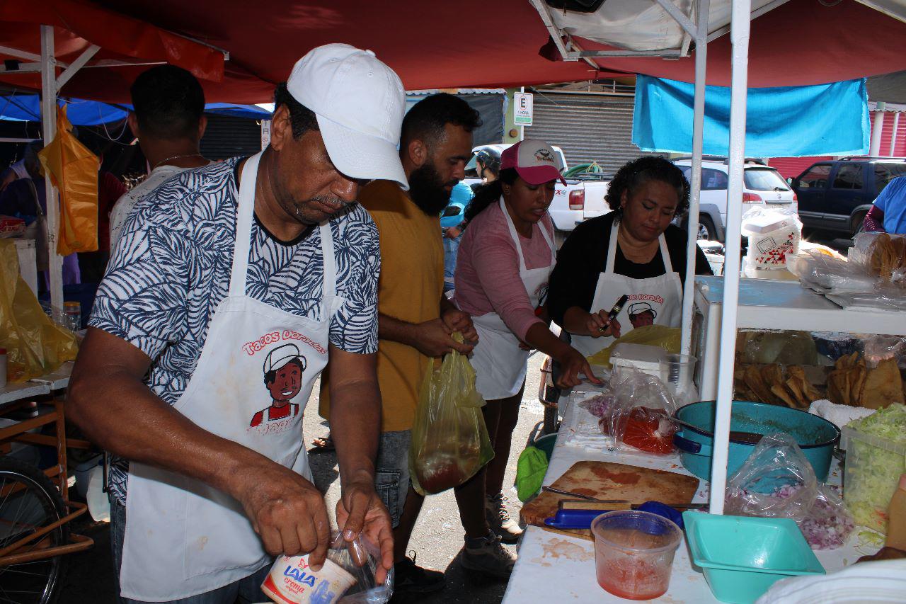 $!‘El Nacho’ comparte con sus hijos la tradicional venta de tacos dorados en Escuinapa