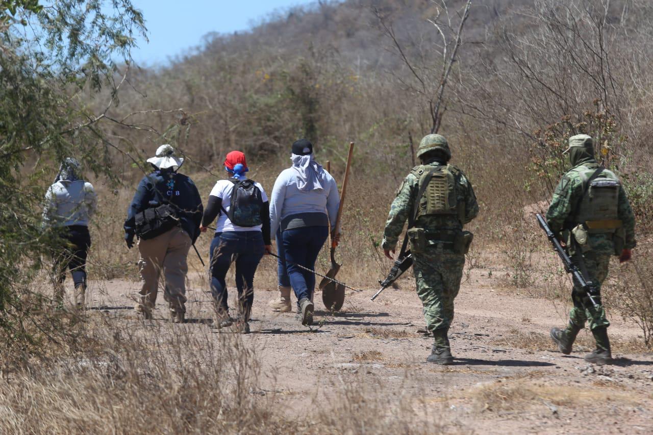 $!Madres salen al campo en Mazatlán a buscar a sus hijos desaparecidos