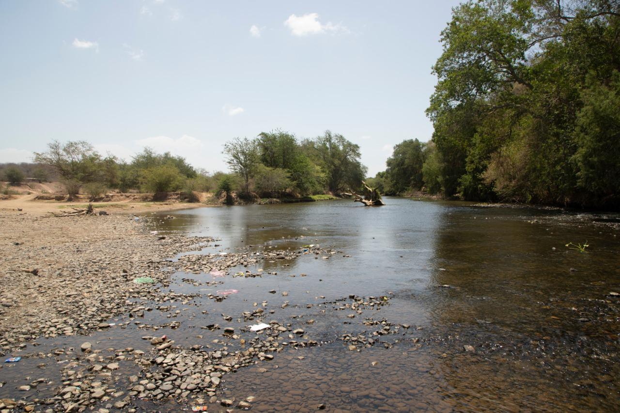 $!Río en Jotagua se muestra con apenas unos charcos de agua, ante la crítica sequía.