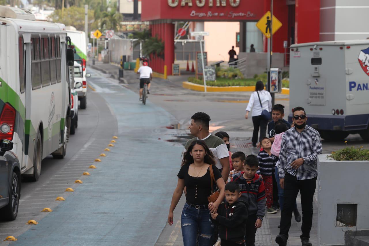 $!Mazatlán, con motos, turismo y tráfico este viernes