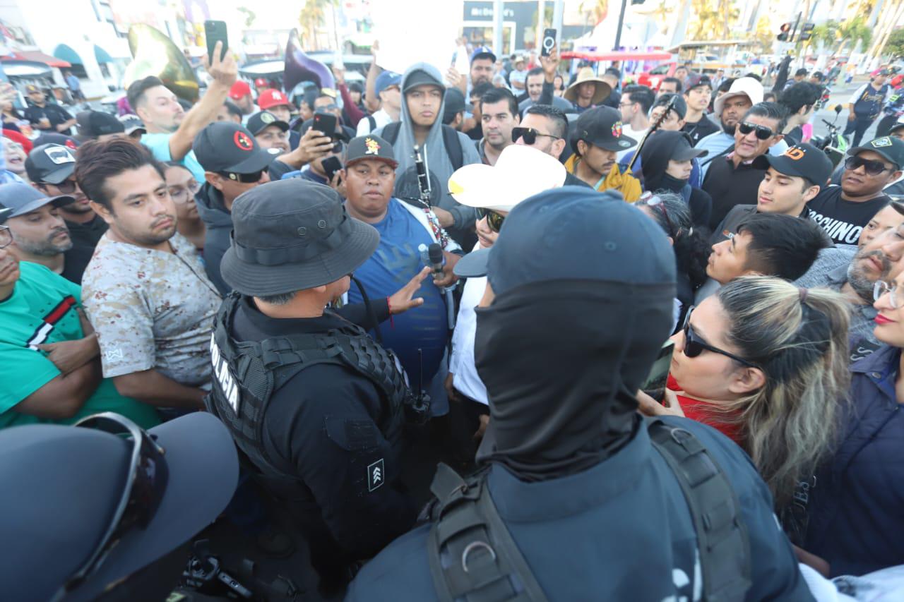 $!Tras ocho horas de protesta, músicos mantienen plantón en el malecón