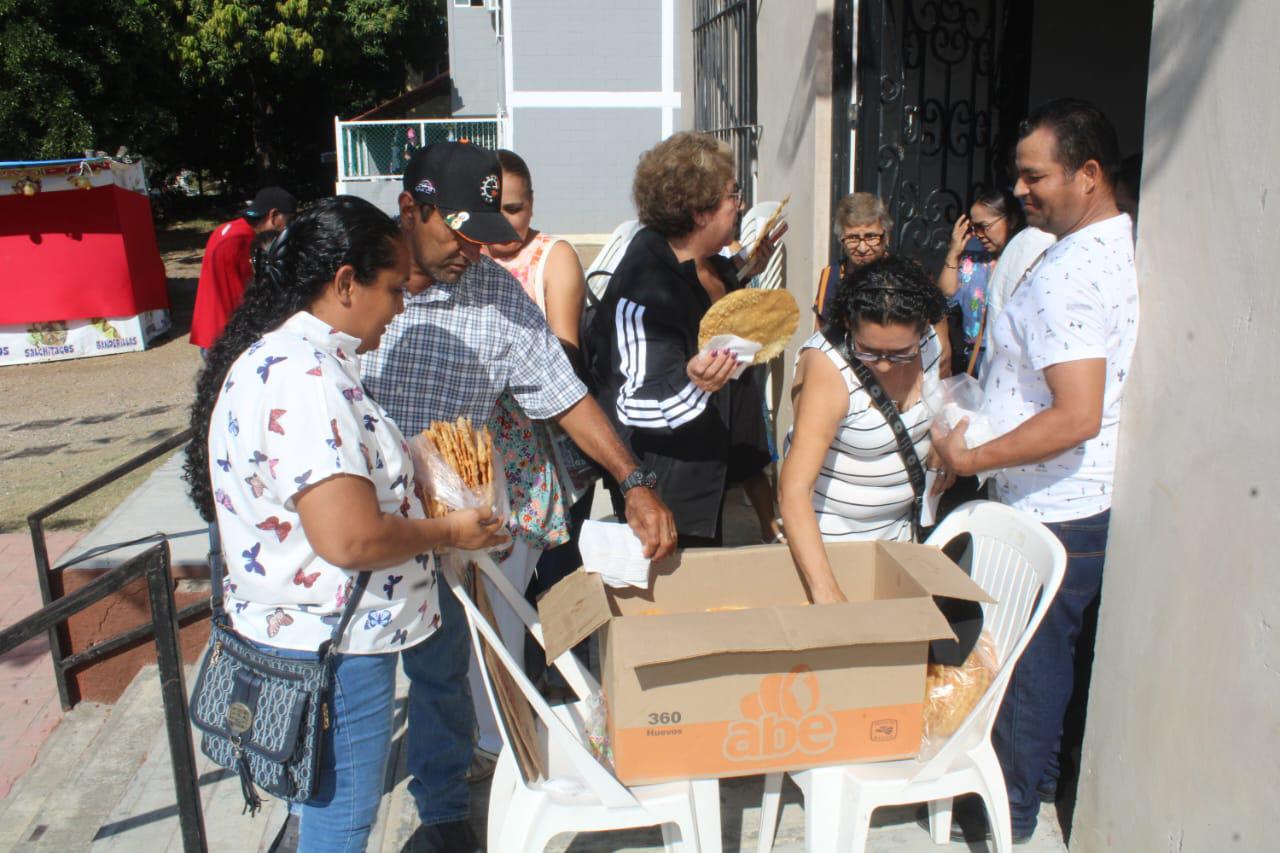 $!Leticia y Joel elaboran buñuelos y regalan en honor a San Judas Tadeo en Rosario