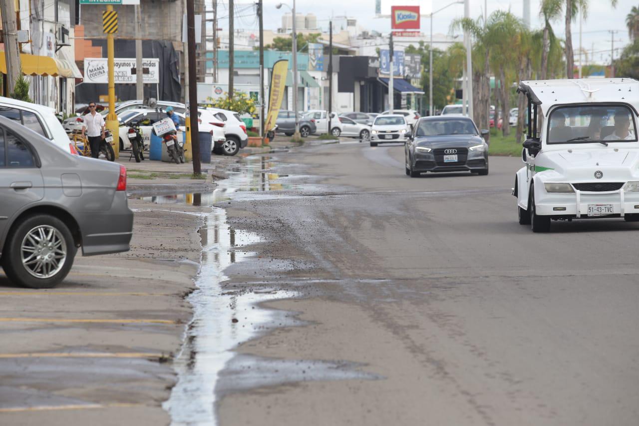 $!Derrame de aguas negras afecta a vecinos y negocios de la Avenida Carlos Canseco, en Mazatlán