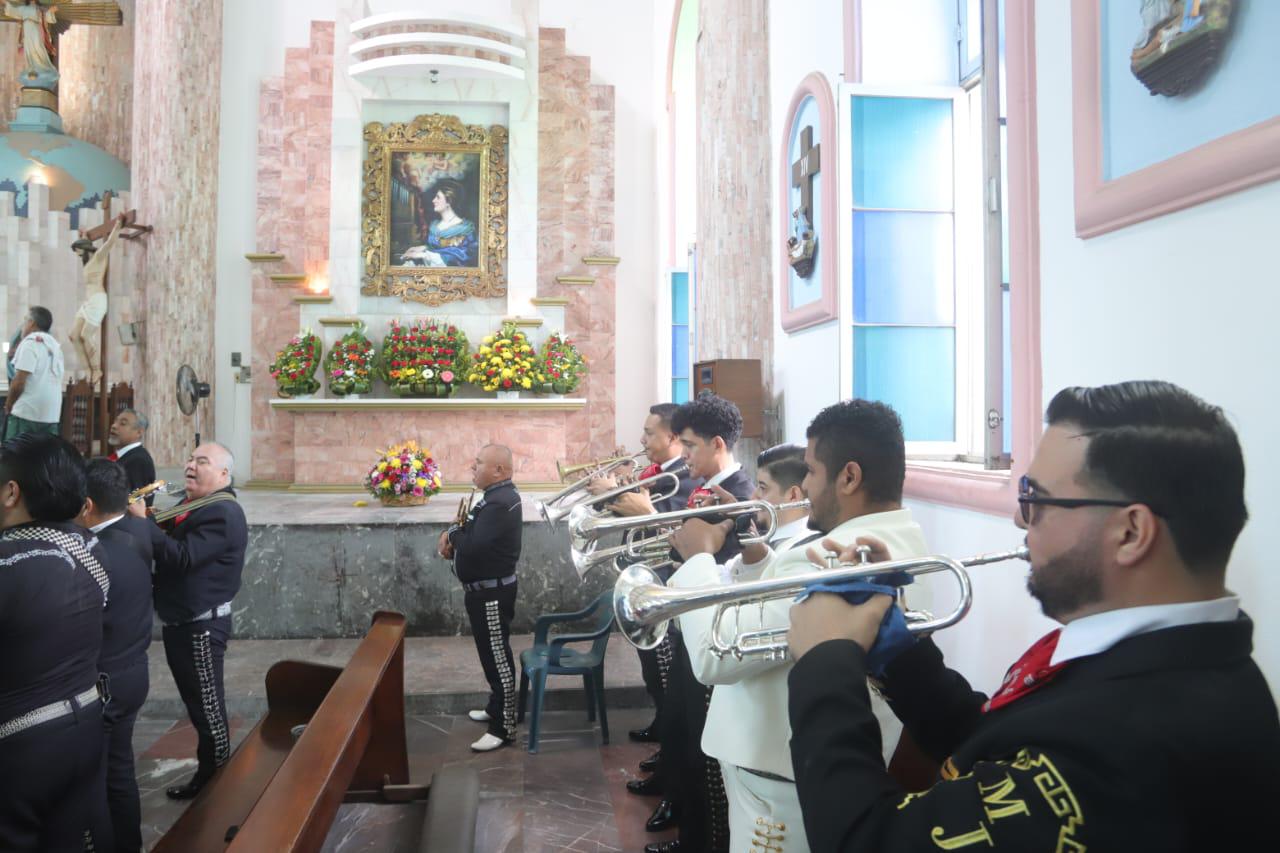 $!Ni el agua los detuvo; en Mazatlán le cantan a Santa Cecilia en su día