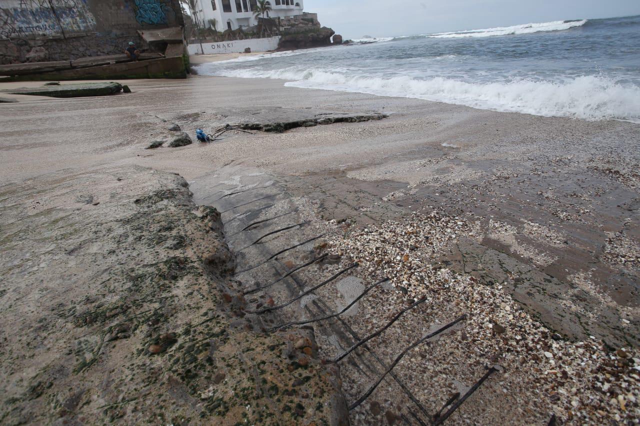 $!Comunidad surfer revive daño de varillas y escombros en playas de Mazatlán que se denunció hace siete años