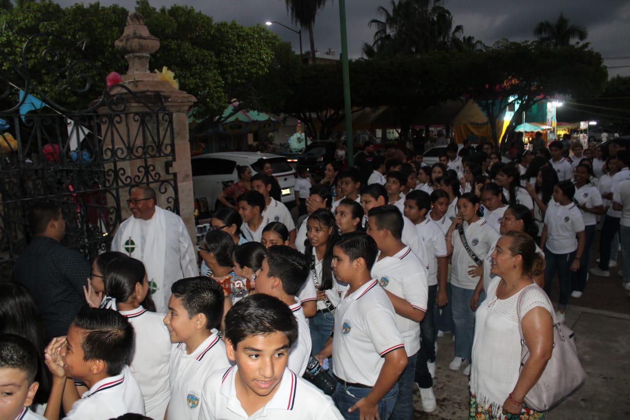 $!Peregrinan grupos parroquiales y escuelas en honor a la Virgen del Rosario