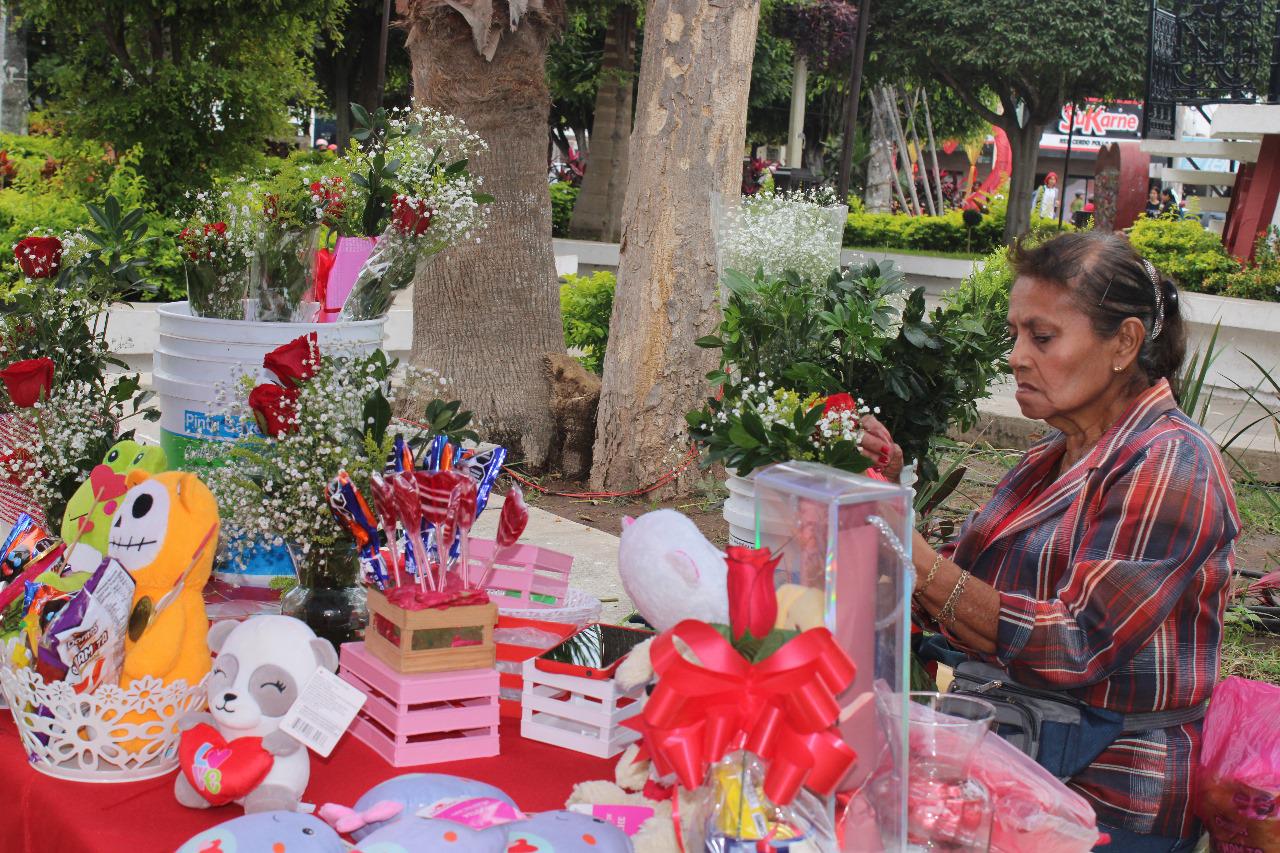 $!Presenta ventas bajas las flores naturales en Escuinapa