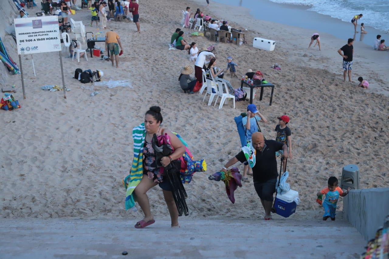 $!Aprovechan turistas las playas de Mazatlán hasta que cae el sol
