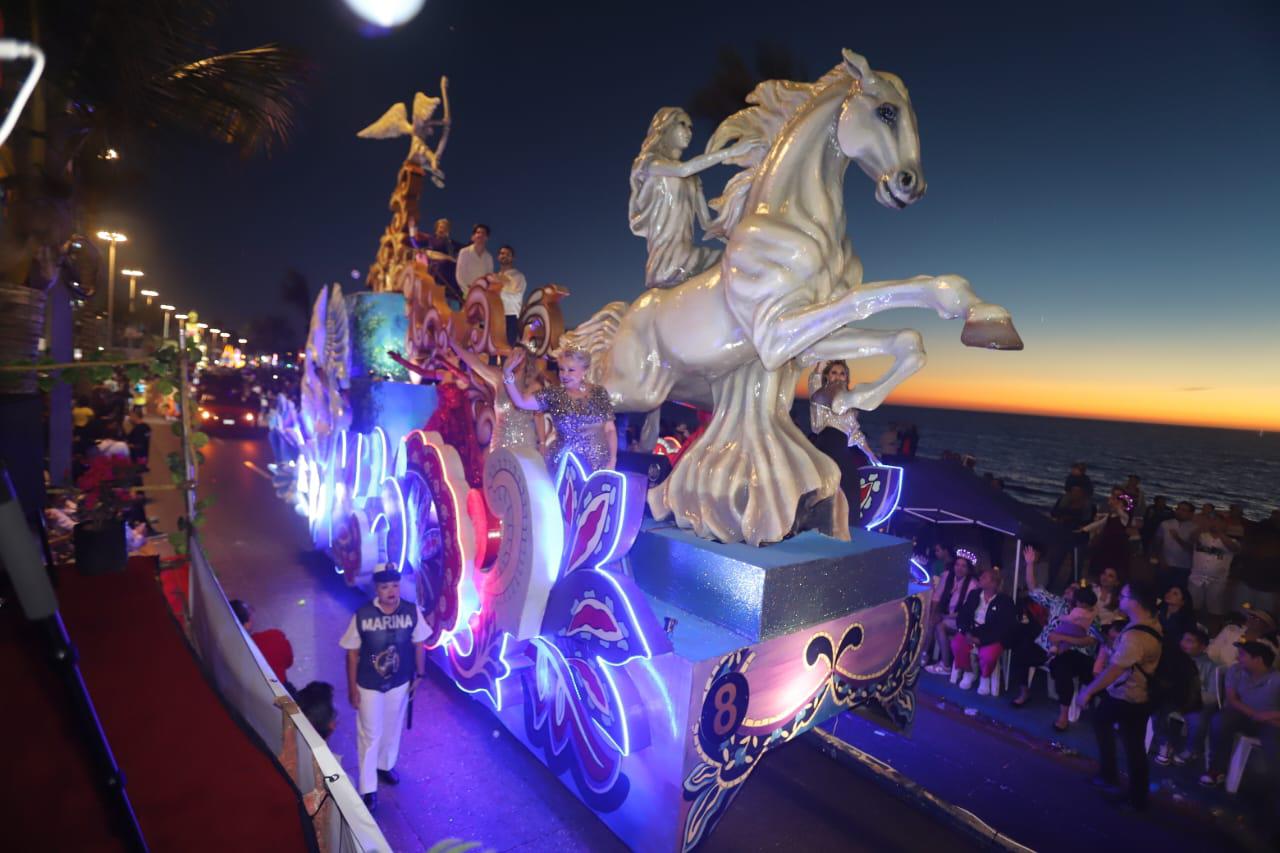$!Maravillosos carros alegóricos iluminaron el desfile.