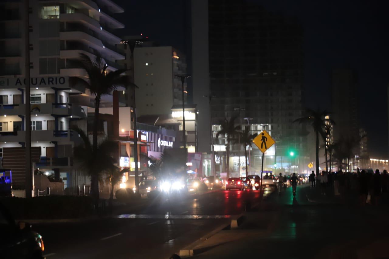 $!Aprovechan turistas las playas de Mazatlán hasta que cae el sol