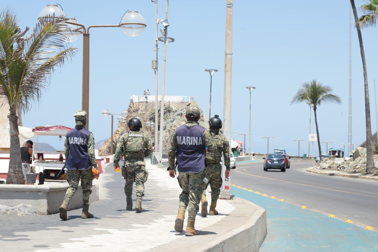 $!Disfrutan centenares de personas de las playas y atractivos de Mazatlán en este Domingo de Ramos