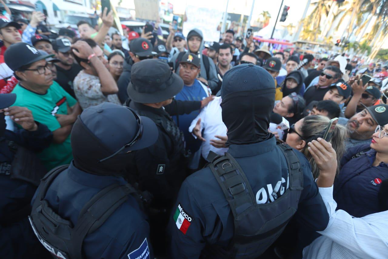 $!Tras ocho horas de protesta, músicos mantienen plantón en el malecón