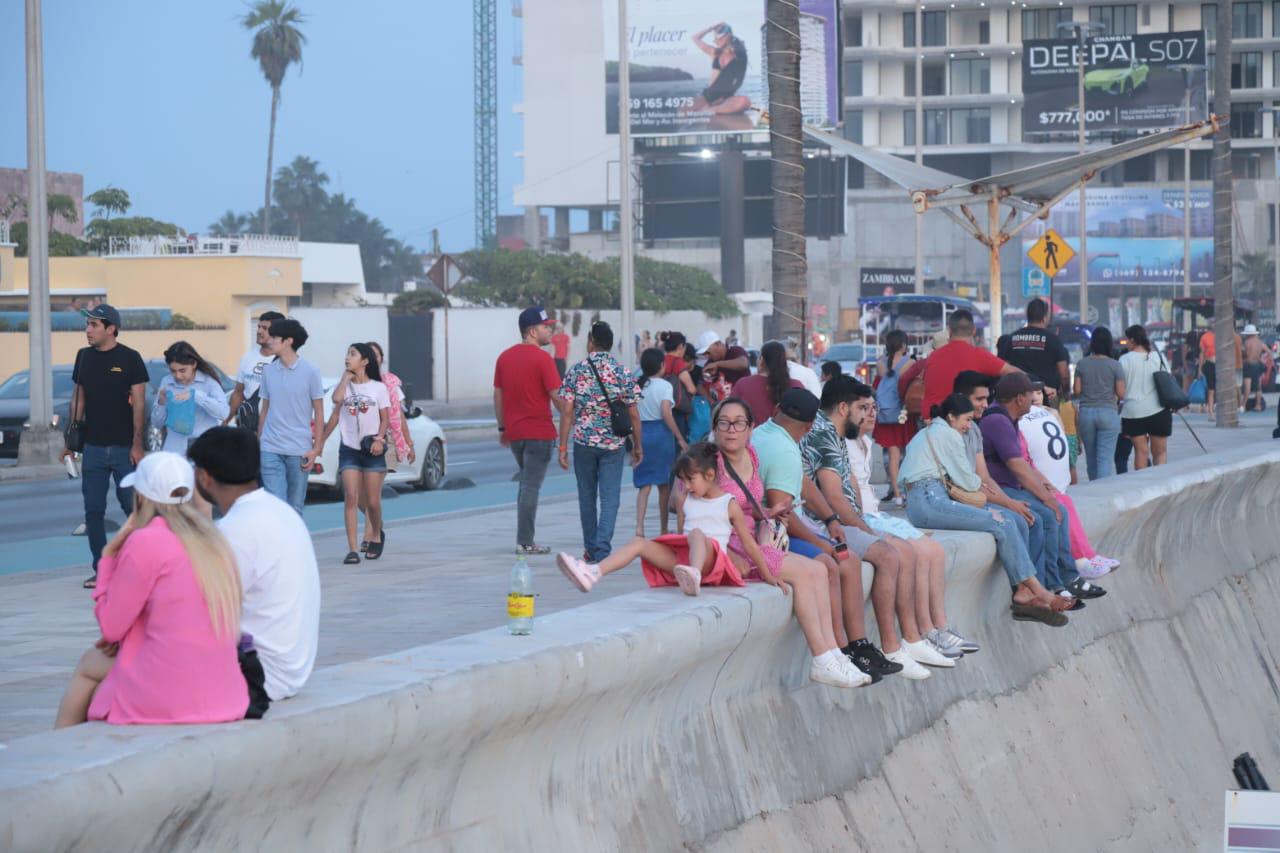 $!Aprovechan turistas las playas de Mazatlán hasta que cae el sol