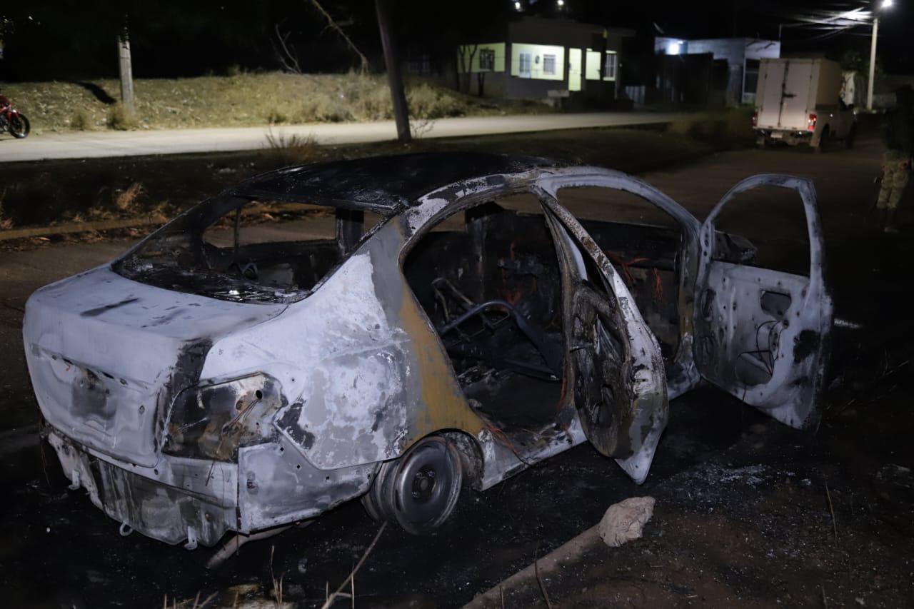 $!Auto se incendia por falla eléctrica en la Ampliación Flores Magón en Mazatlán