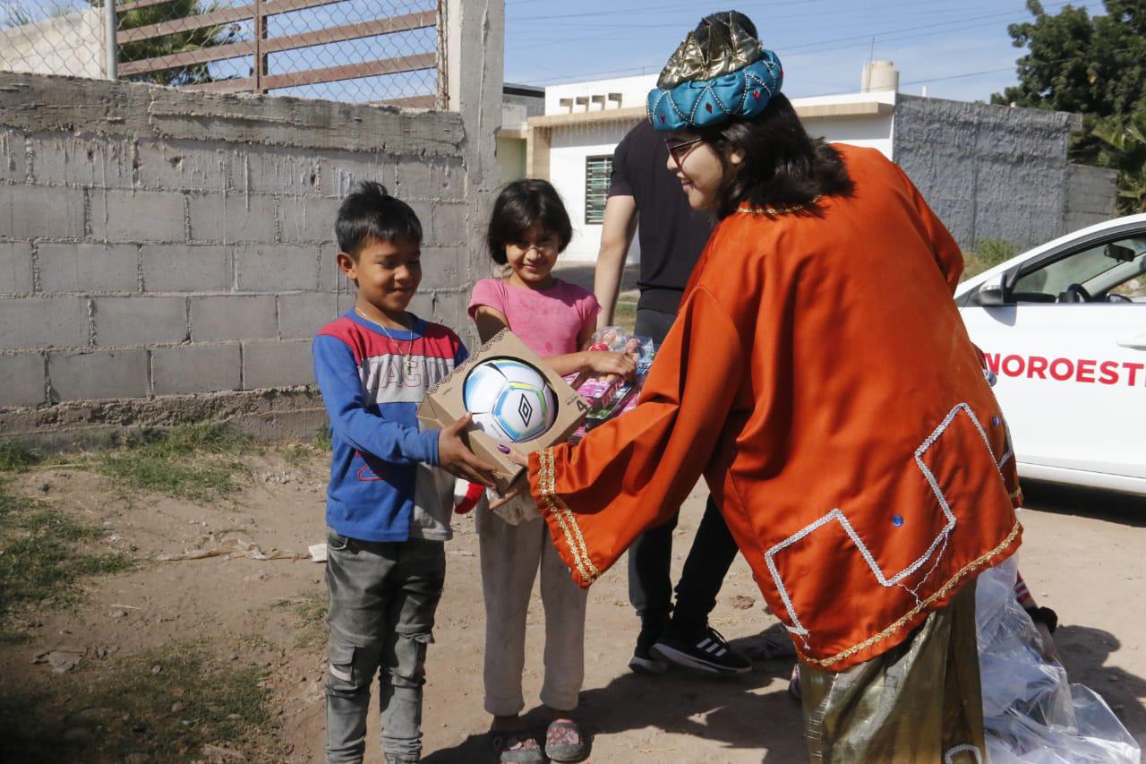 $!Los Reyes Magos de Noroeste dibujan sonrisas en Aguaruto, Culiacán