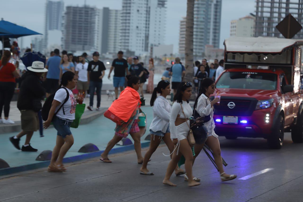 $!En un esfuerzo coordinado, salvavidas marcan la hora para salir del agua del mar en Mazatlán