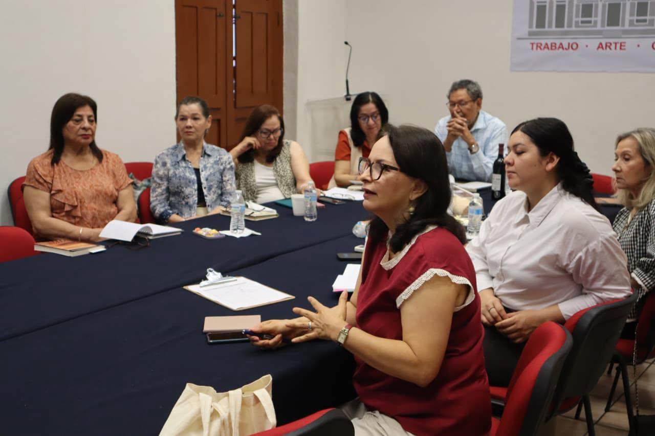 $!Minerva Solano comparte sus apreciaciones a la autora del libro.