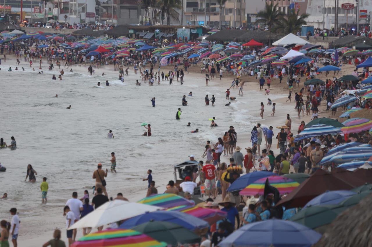 $!Disfrutan miles de personas de las playas de Mazatlán este Sábado de Gloria