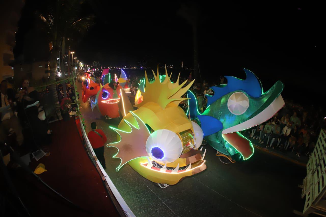 $!Los carros luminosos destacaron en el desfile.
