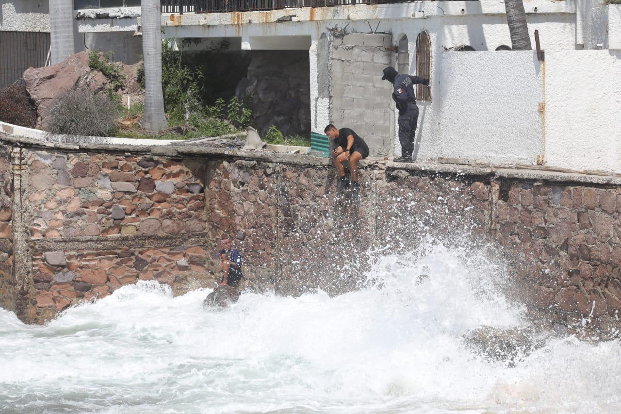 $!‘Tragafuegos’ moviliza a policías y cuerpos de rescate de Mazatlán ante el riesgo de que fuera arrastrado por el mar