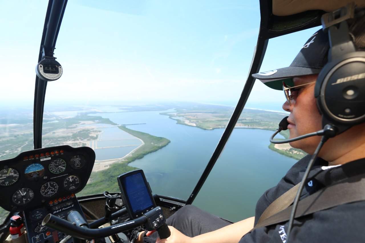 $!Desde Mazatlán sobrevuela en la aeronave.