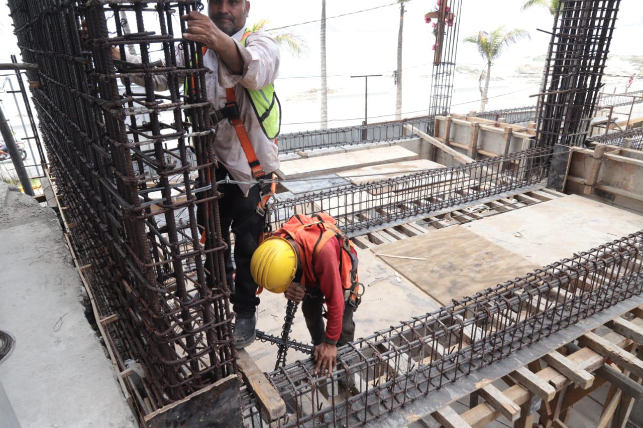 $!Festejan y agradecen trabajadores de obras a su patrona en el Día de la Santa Cruz