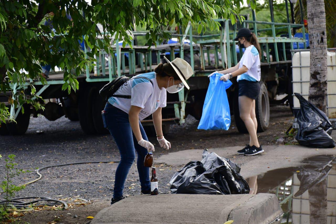 $!Limpian playa de la Isla de la Piedra, ante arribo de crucero a Mazatlán este miércoles