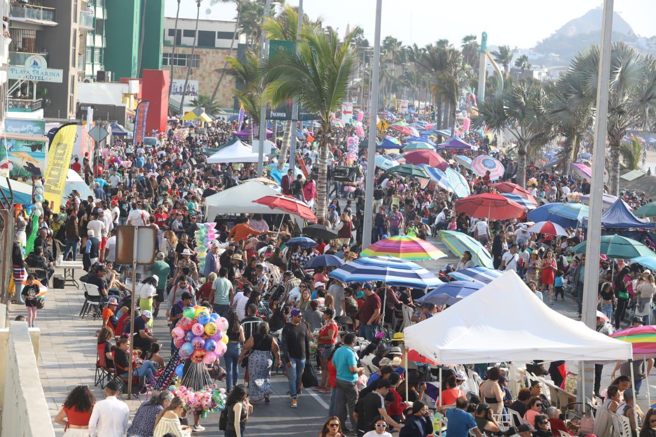 $!Desfile del Carnaval de Mazatlán atrae a miles al malecón