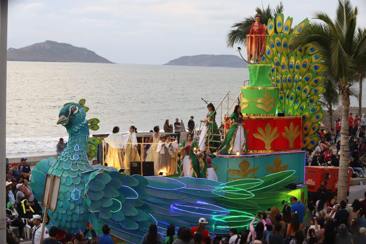 $!Se despide la realeza con emotividad en el segundo y último desfile del Carnaval de Mazatlán 2024