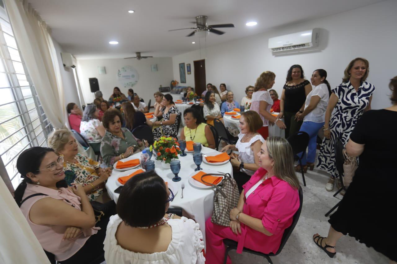 $!Las damas de ANSPAC Mazatlán integrantes del comité saliente y entrante, y algunas animadoras en la amena convivencia.