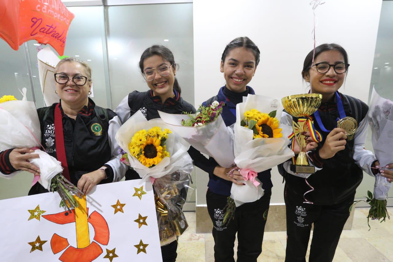 $!Llegan a Mazatlán las estudiantes ganadoras del oro en Rumania