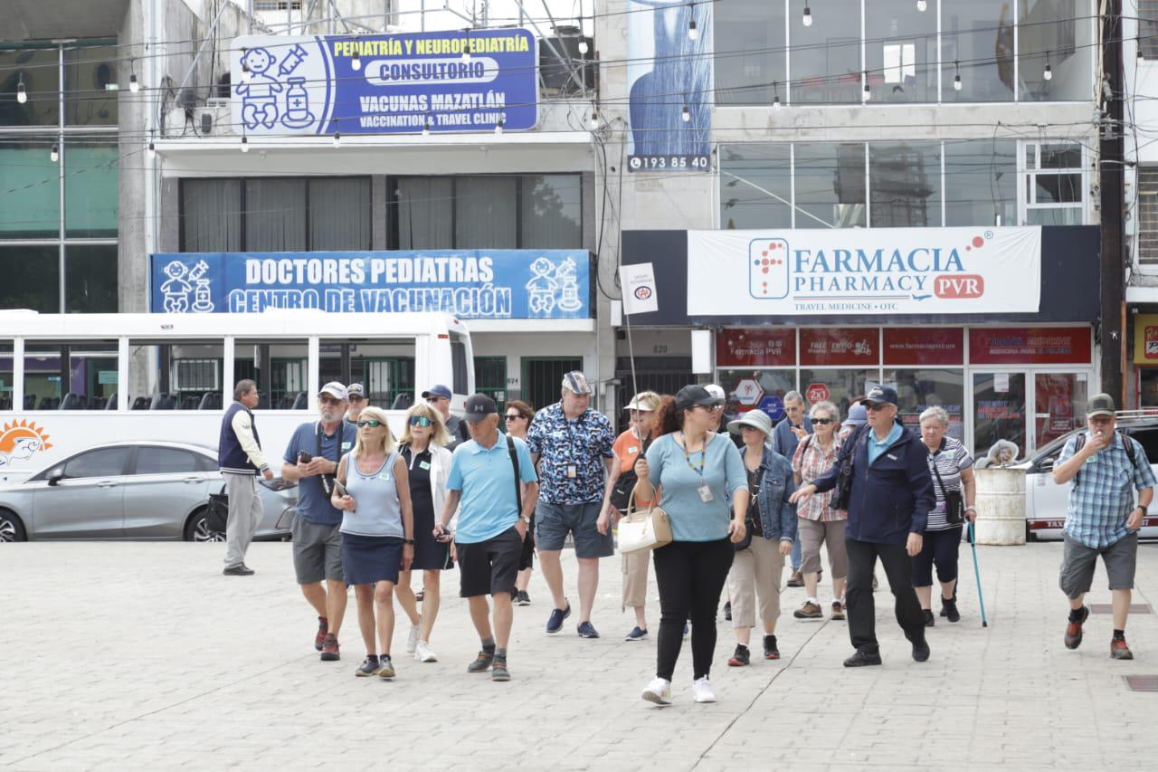 $!Arriban a Mazatlán los cruceros Norwegian Joy y Carnival Panorama con más de 8 mil turistas