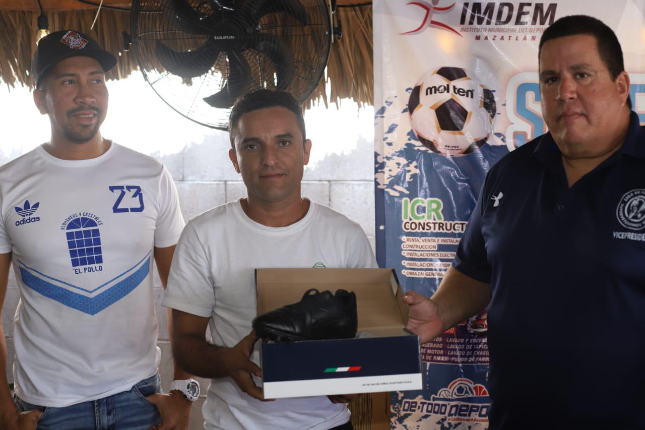 $!Reconocen a jugador del mes en Liga Superveteranos