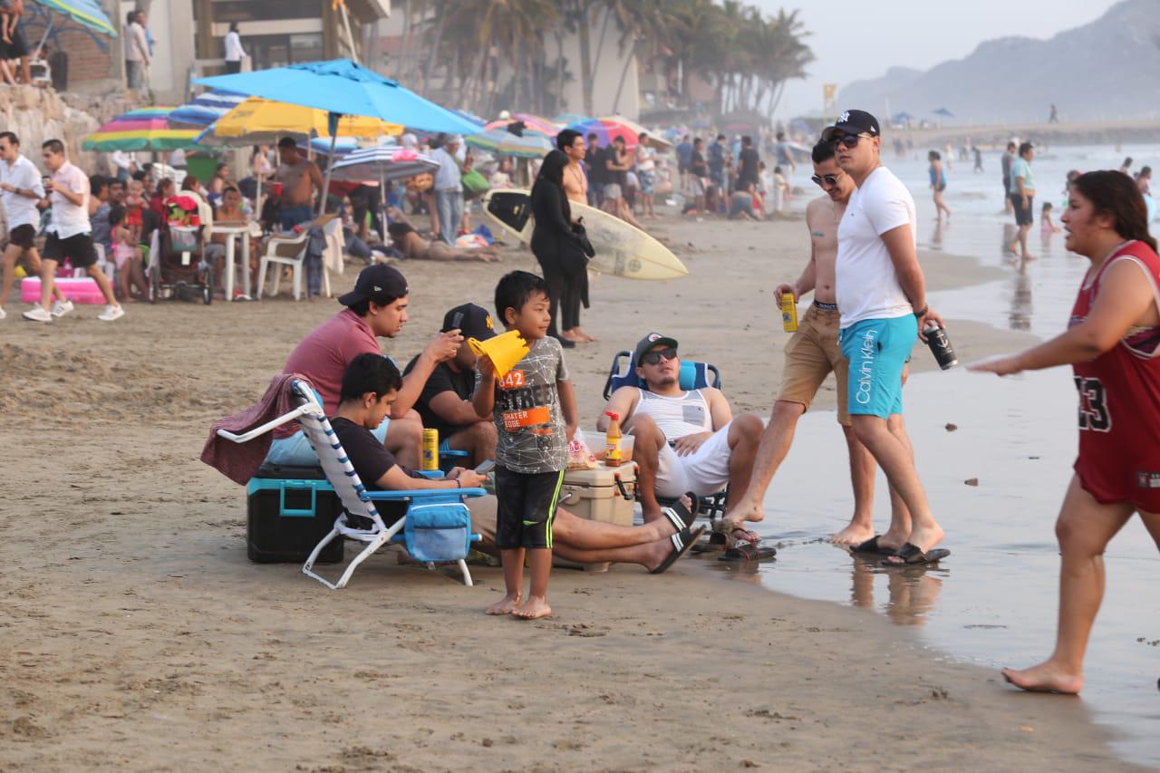 $!Playas en Mazatlán lucen llenas y sin sana distancia