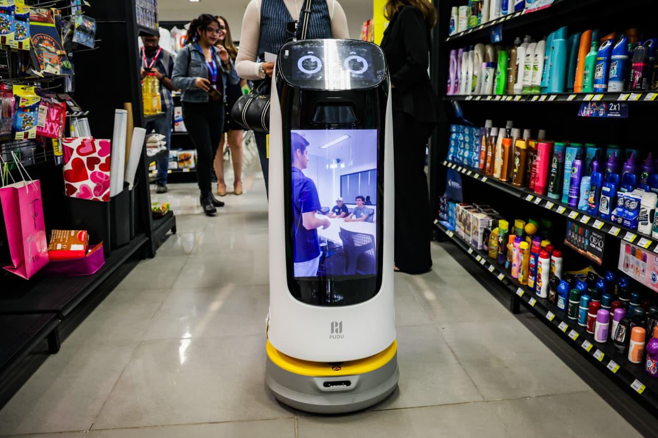 $!Presenta Tec de Monterrey en Culiacán a Findy, un robot con inteligencia artificial que mejora la atención al cliente