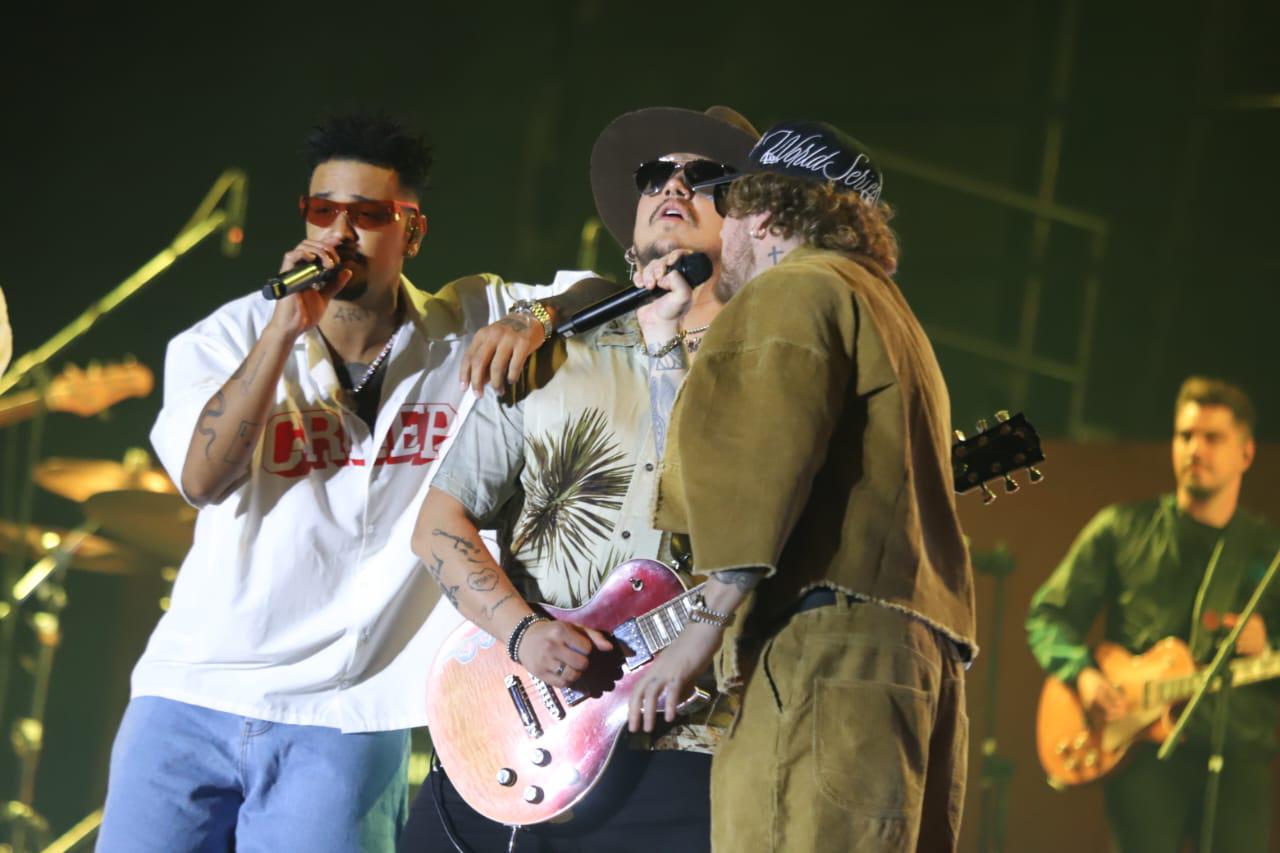 $!Bajo show de pirotecnia coronan a María Paula I, Reina Infantil del Carnaval de Mazatlán 2024