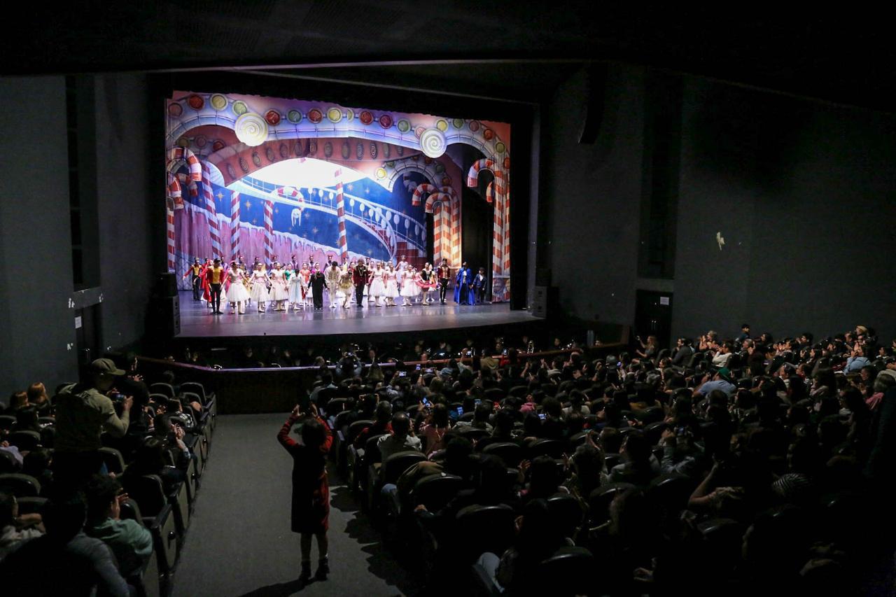 $!El elenco artístico recibe una ovación de parte de las familias ahí reunidas.