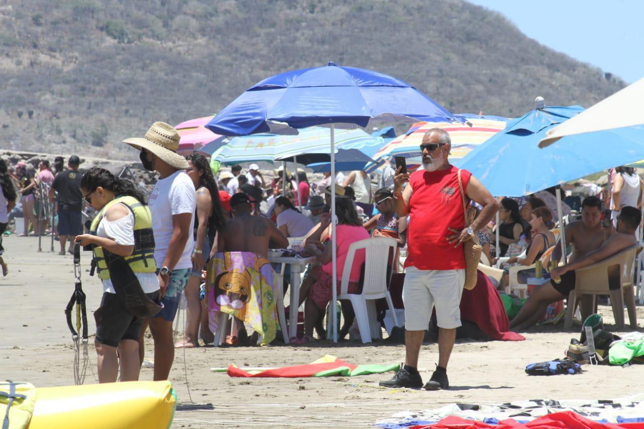 $!Más de 12 mil bañistas disfrutaron de las playas mazatlecas sábado y domingo