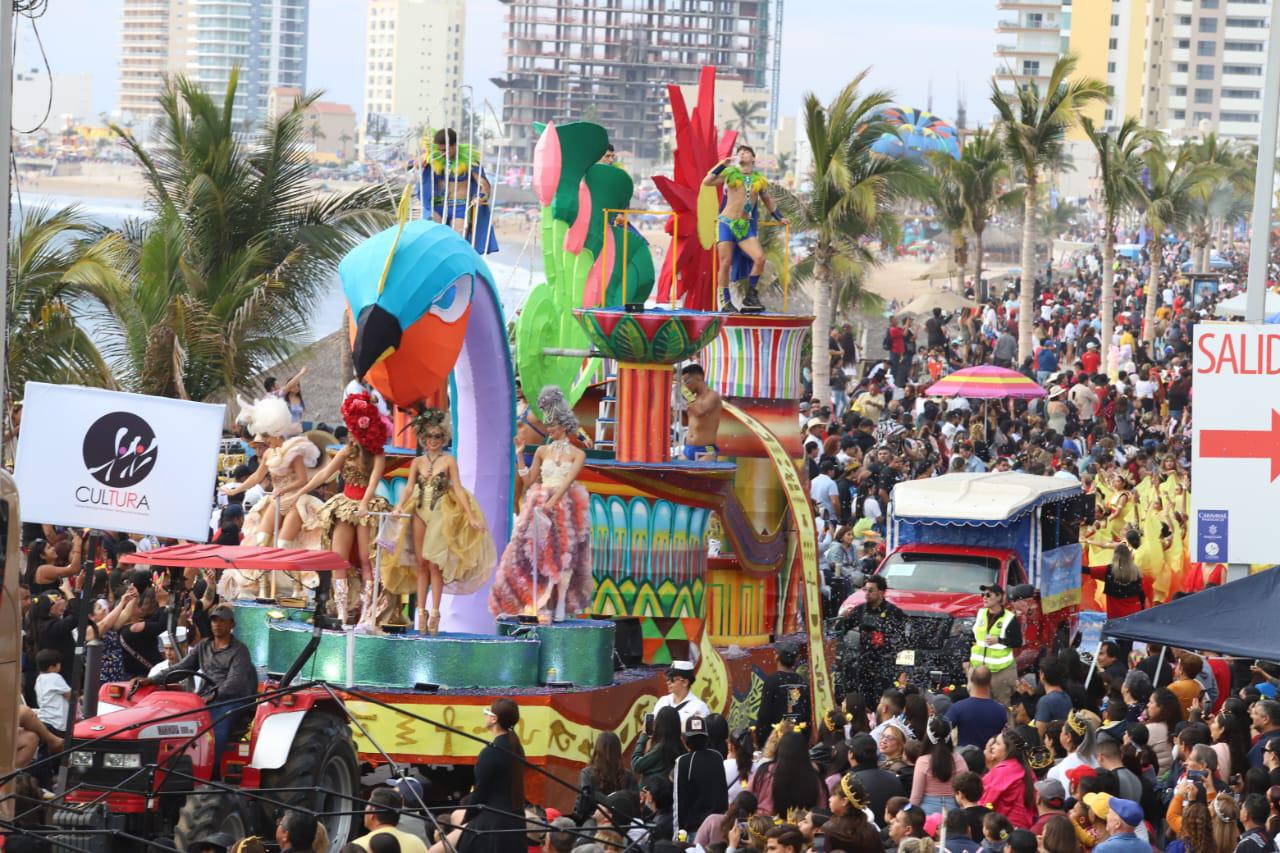 $!Disfrutan cerca de 125 mil personas del segundo y último desfile del Carnaval de Mazatlán