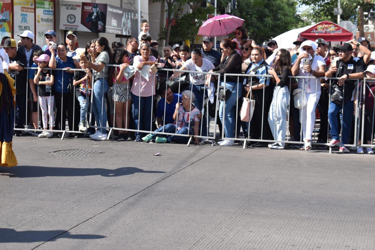 $!Disfrutan culiacanenses del desfile del Día de la Revolución