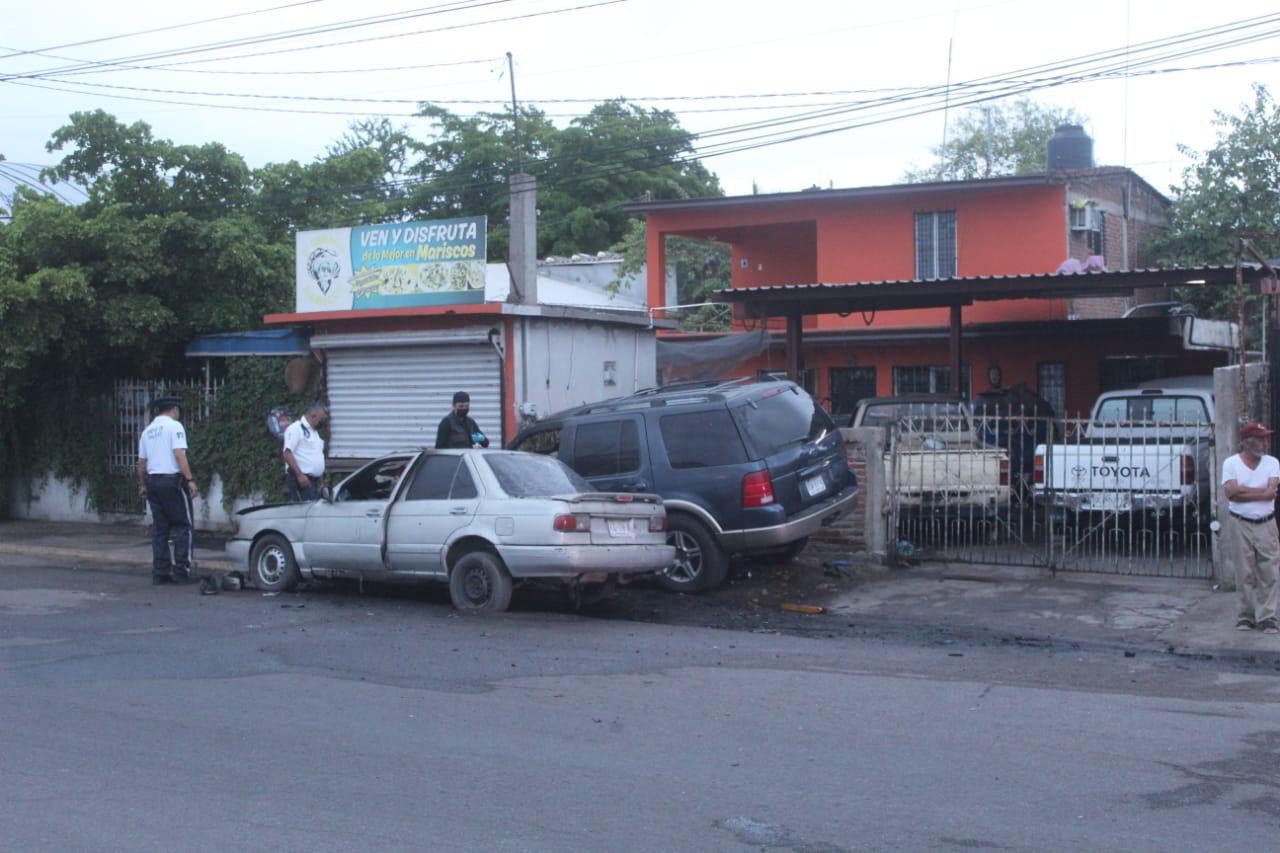 $!Queman dos carros afuera de un taller mecánico en la Colonia Terranova, en Culiacán