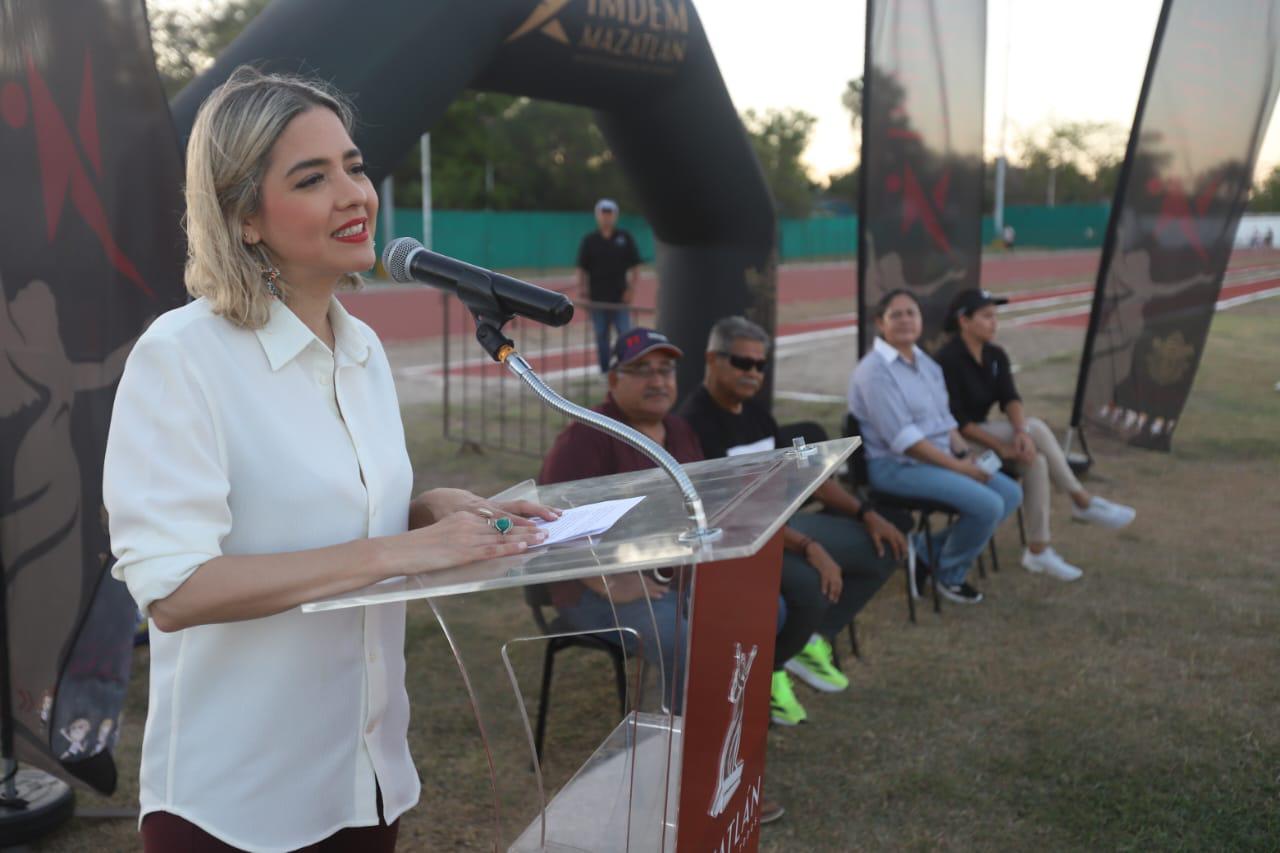 $!Dan banderazo de inicio de obra de techumbre, en Unidad Juárez de Mazatlán