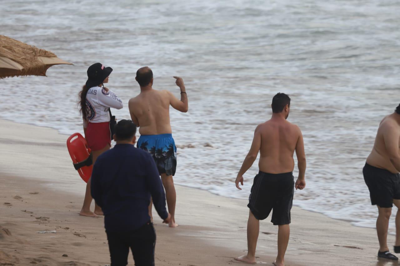 $!En un esfuerzo coordinado, salvavidas marcan la hora para salir del agua del mar en Mazatlán