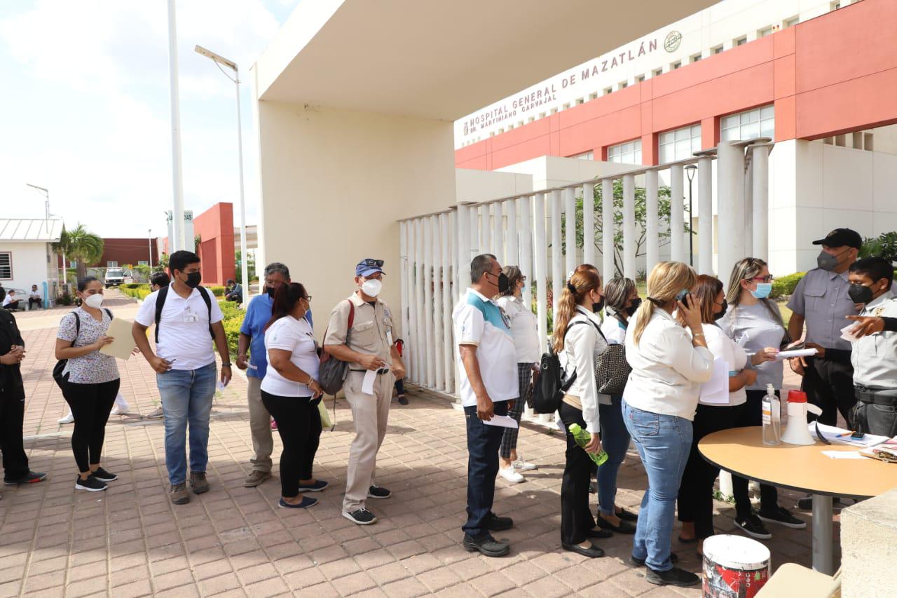 $!En Mazatlán vacunan contra el Covid-19 al personal de clínicas particulares, laboratorios y del Hospitalito de la Juárez