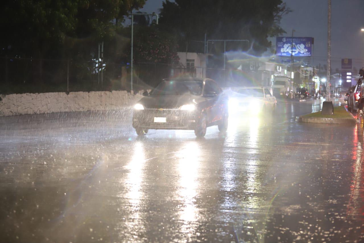 $!Cae fuerte lluvia acompañada de ráfagas de viento en Mazatlán
