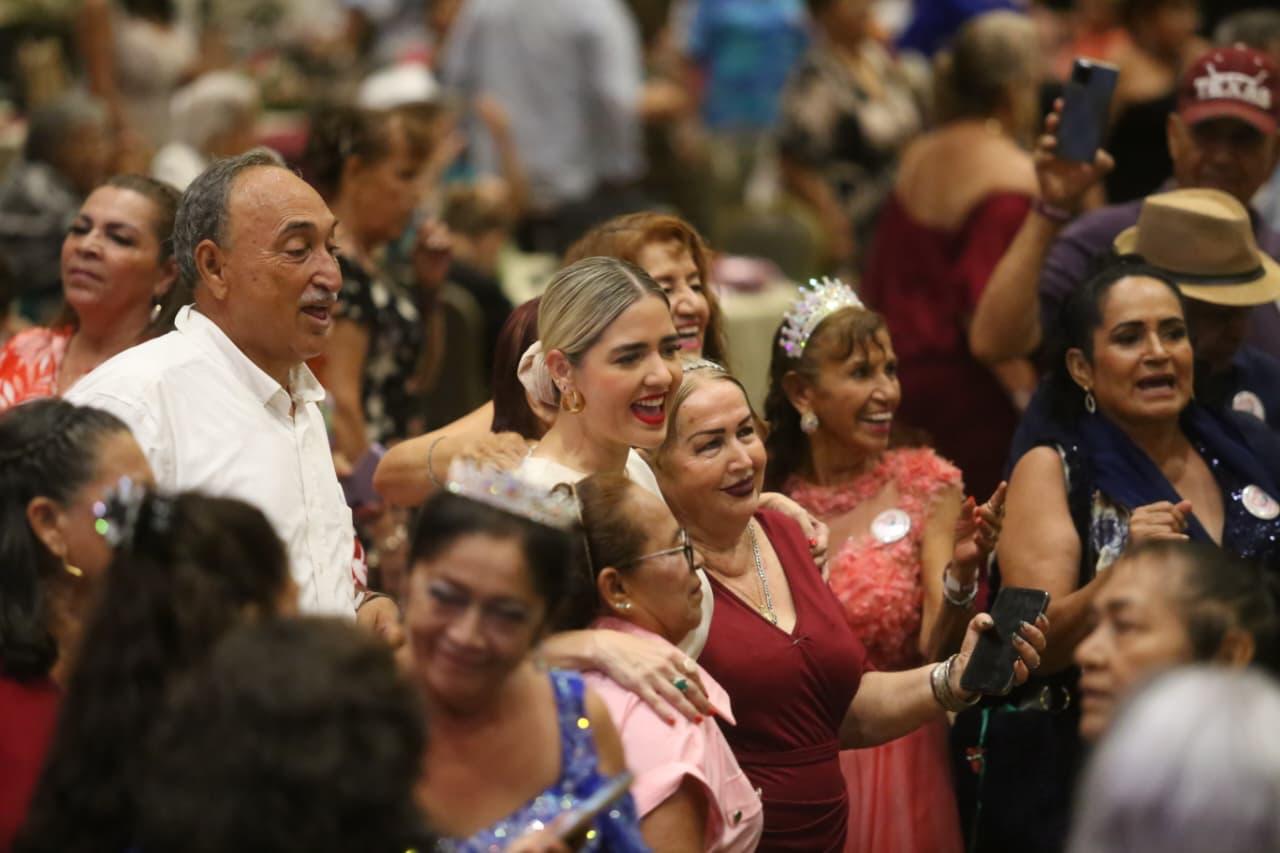 $!Con festejo, consienten a los abuelitos y abuelitas de Mazatlán