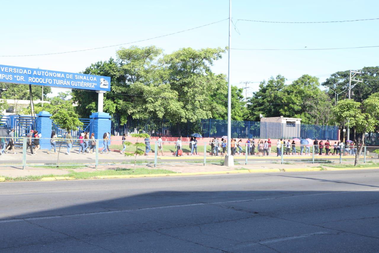 $!Jóvenes en Mazatlán hacen ‘fila kilométrica’ para la vacuna contra el Covid-19; llega hasta el puente peatonal de Ejército Mexicano