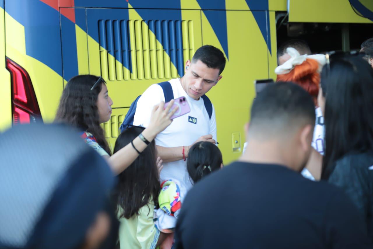 $!Decenas de aficionados reciben a Club América en su llegada a Mazatlán